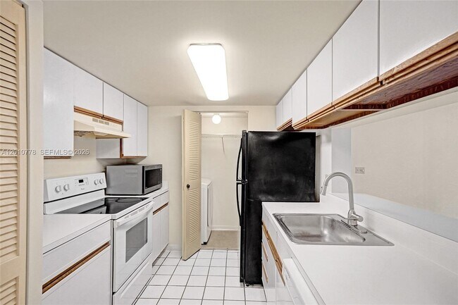 Building Photo - 9901 Westview Dr