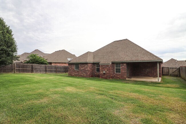 Building Photo - New vinyl plank in bedrooms, hall, new paint, new heat & air conditioning system 2025, large livi...