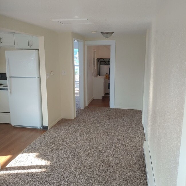 Building Photo - Upgraded 1 Bed 1 Bath Blocks from Evergree...