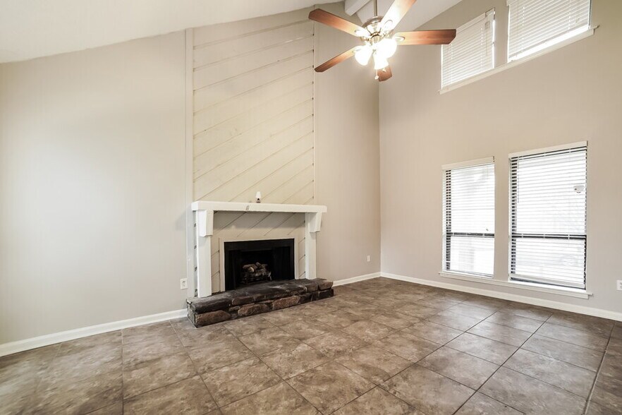 Building Photo - 4381 Crescent Park Dr