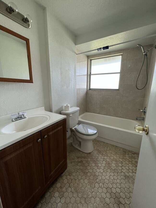 Building Photo - ** Single Family Home - Port Charlotte - 2 Bed / 2 Bath Plus Den/Bonus Room - Annual Rental - $16...