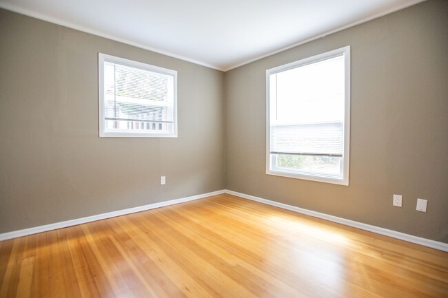 Building Photo - ** 2 Bedroom SE Portland Home Available No...