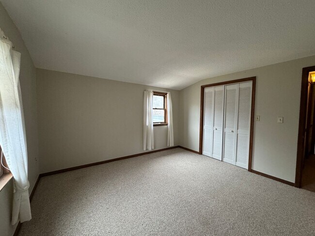 Building Photo - Rent free December & January  ! Sign a lease in December and enjoy December and January rent free!