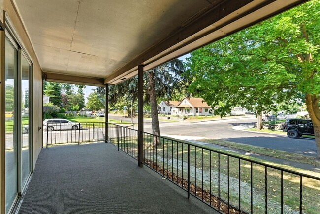 Building Photo - Spacious 4 Bed, 3 Bath Corner Lot Home!