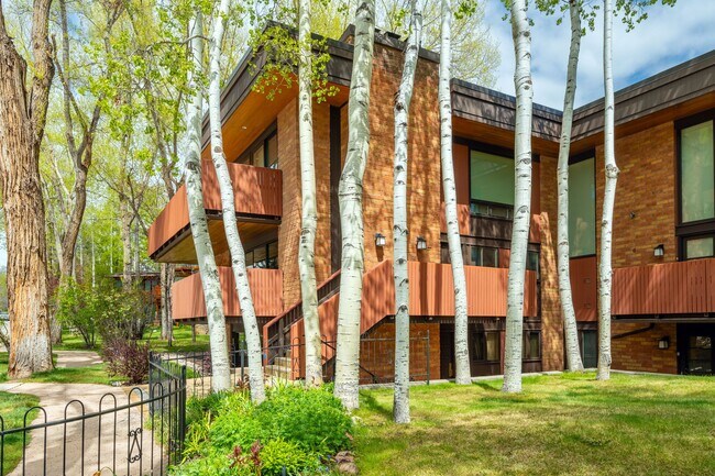 Building Photo - 400 W Hopkins Ave