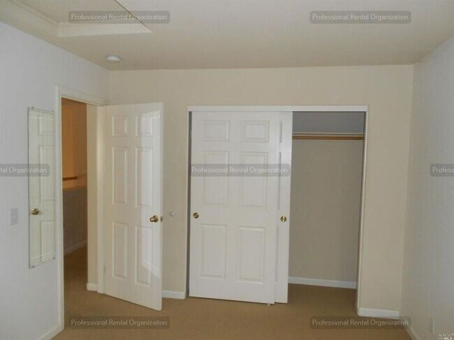 Building Photo - Large family home in desirable area