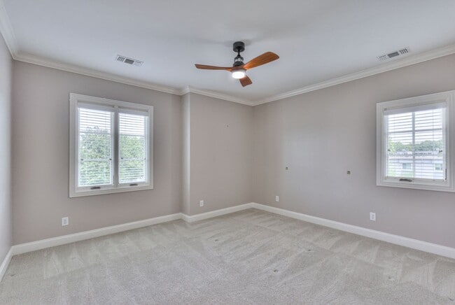 Building Photo - Stunning Executive Townhome in the Heart o...