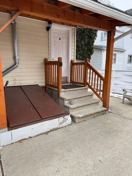 Building Photo - 923 Davis St