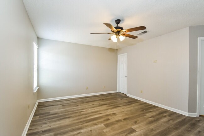 Building Photo - 4127 Lake Cross Dr W