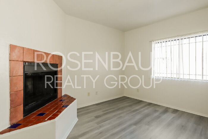 Building Photo - 354 W Delano St