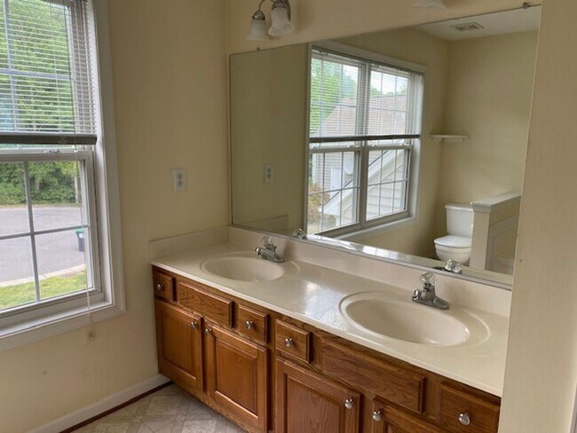 Building Photo - Available NOW in the Villages of Westminster in Williamsburg!
