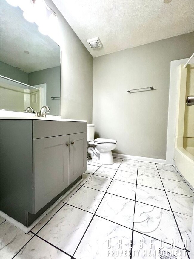 Building Photo - 3 BEDROOM AVAILABLE NOW - Convenient acces...