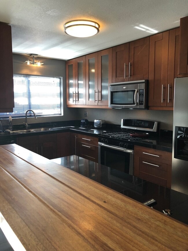 Building Photo - Furnished 2 bedroom 2 bath, WiFi and Garba...