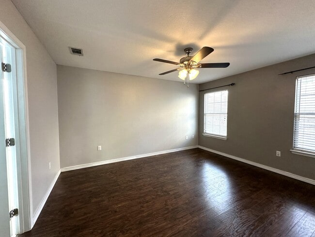 Building Photo - 417 Eisenhower Dr