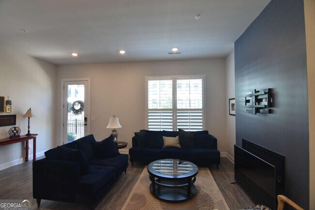 Building Photo - 137 Pearl St