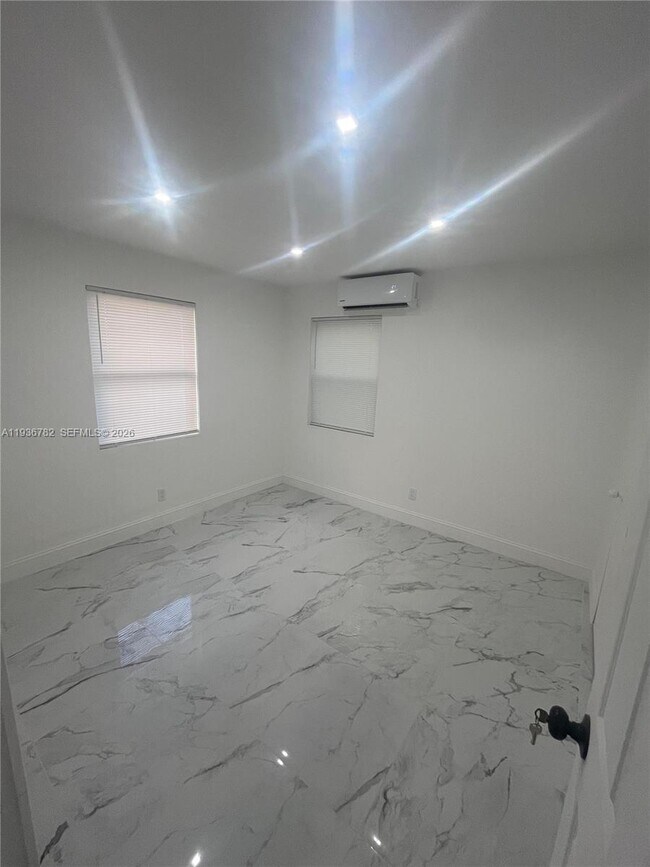 Building Photo - 505 N 24th Ave