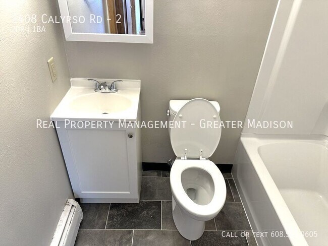 Building Photo - Awesome remodeled 2 bedroom apartment on M...