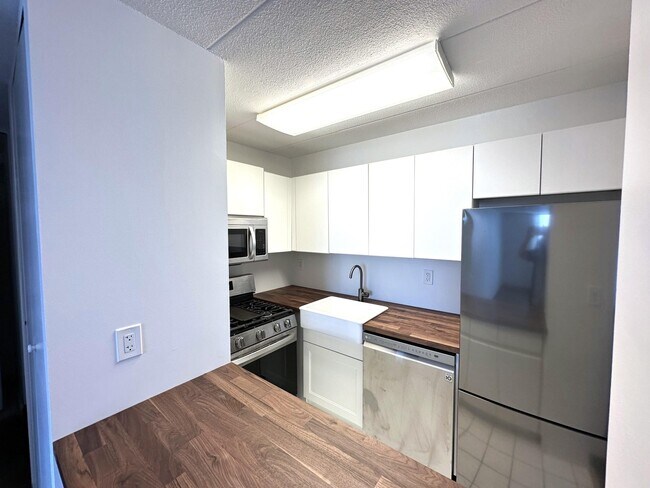 Building Photo - 97-12 63rd Dr