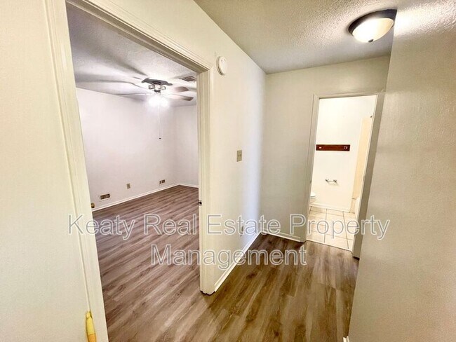 Building Photo - 118 Country Ln
