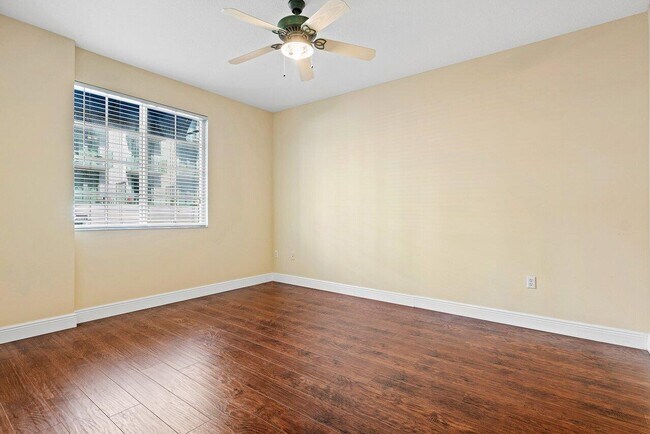 Building Photo - 250 NE 3rd Ave