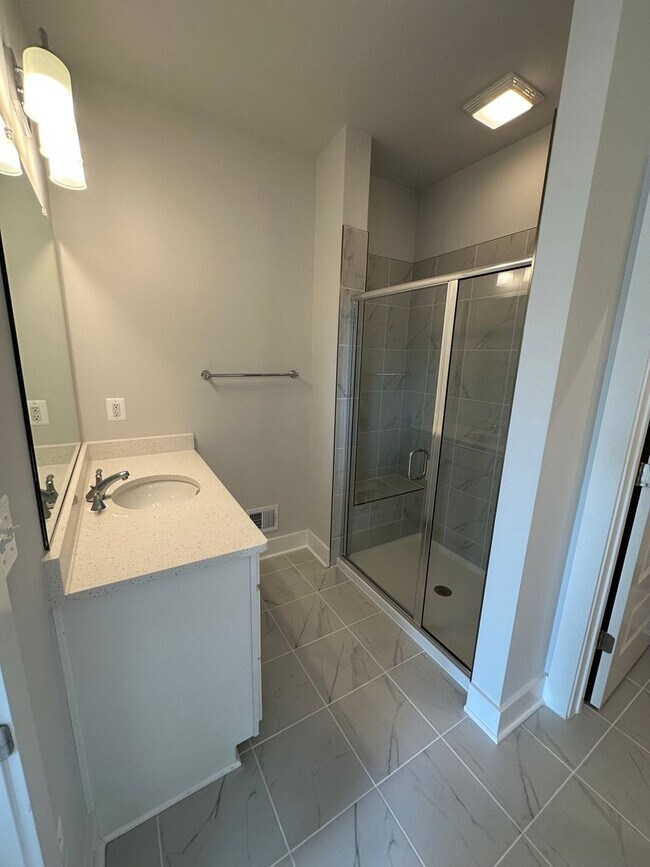Building Photo - For Rent: Luxurious Short Pump Condo at Ga...