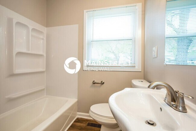 Building Photo - 4 Bedroom Pet-Friendly Home in INDIANAPOLI...