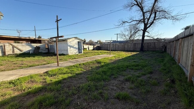 Building Photo - 813 W 6th St