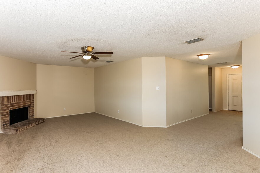 Building Photo - 129 Phlox Ln