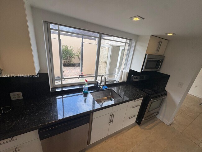 Building Photo - 15003 Coconut Ct