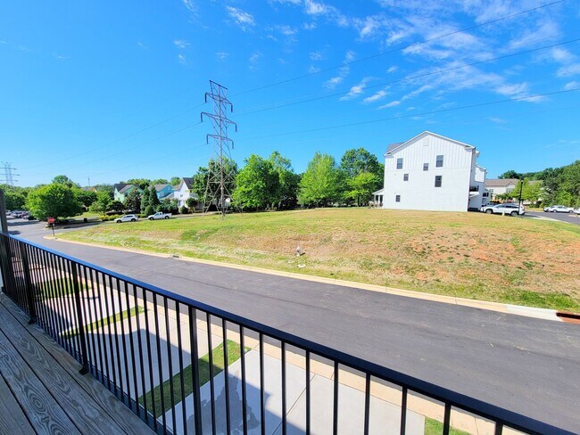 Building Photo - 645 District Ct