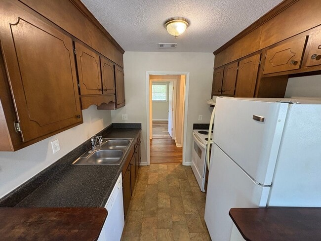 Building Photo - 2bed/1bath Duplex