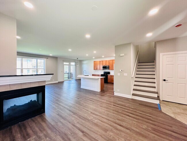 Building Photo - 1875 Crenshaw Cir