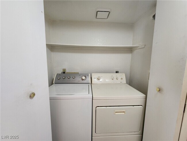 Building Photo - 1412 Oak Rock Dr
