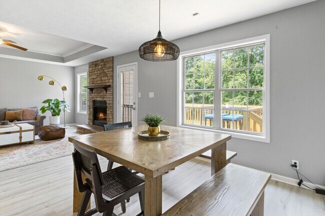 Building Photo - Beautiful Clarksville Home - Great Location!