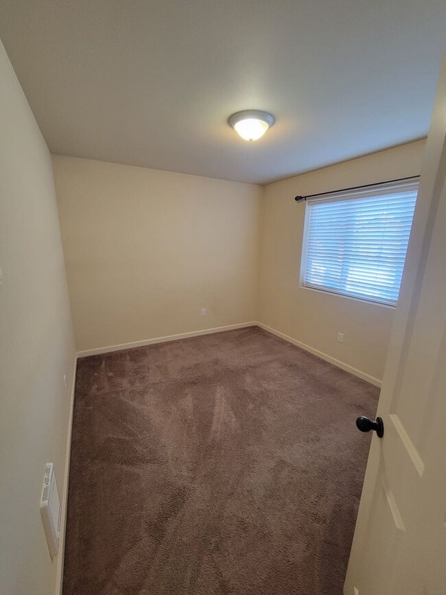 Building Photo - Spacious 3 Bedroom Home in Silverdale!