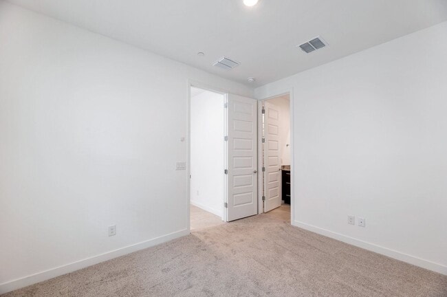 Building Photo - Like new Luxurious Modern townhome with 2 Master Suits in Warner Meadows!