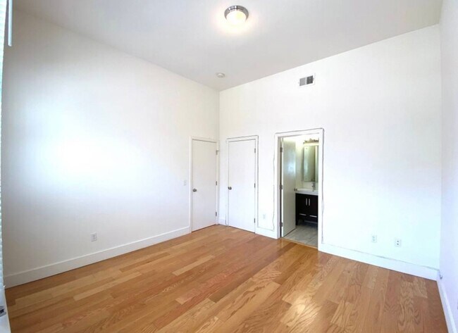 Building Photo - 372 29th St