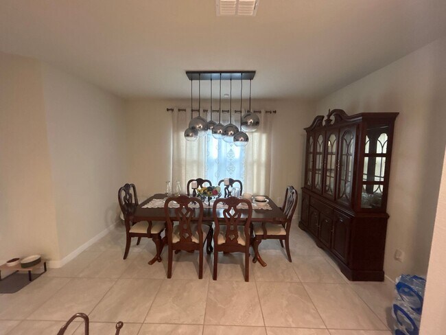 Building Photo - Beautiful and spacious 5/3 Kissimmee