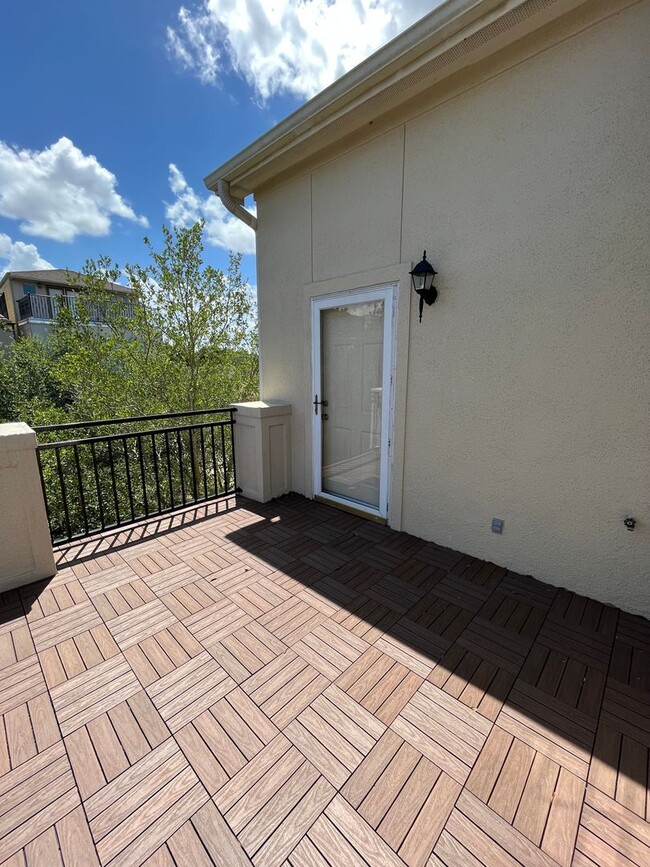 Building Photo - Wonderful 4/3.5 Townhome