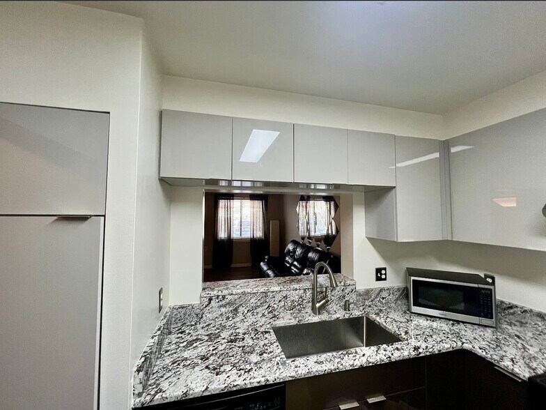 Building Photo - 30 Daniels St