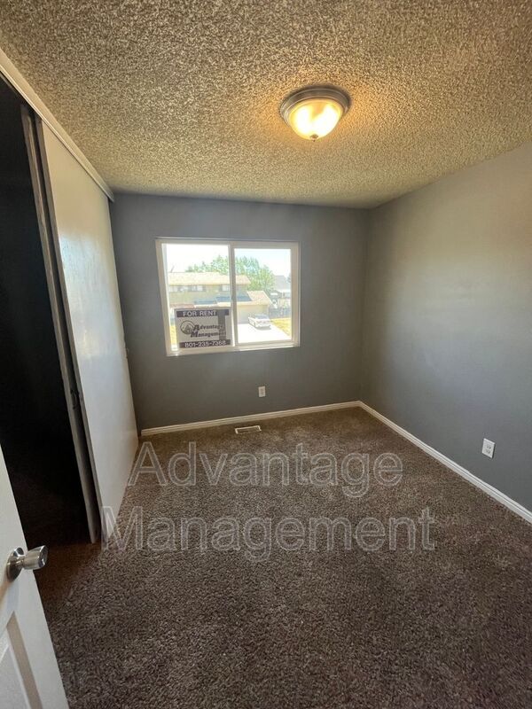 Building Photo - 218 W 205 N