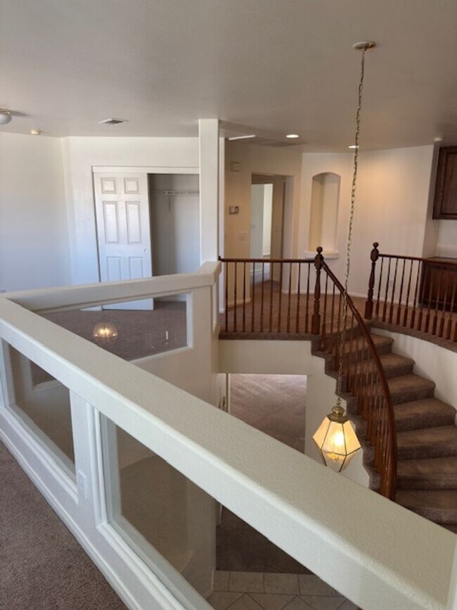 Building Photo - LARGE Spacious 5 Bedroom Single Family Home!!