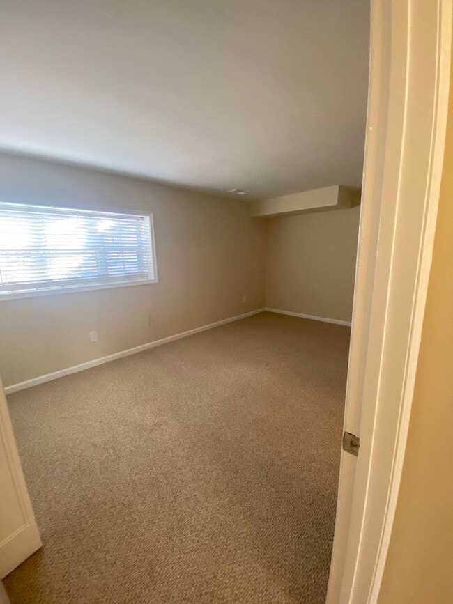 Building Photo - Charming Crofton Mews Condo