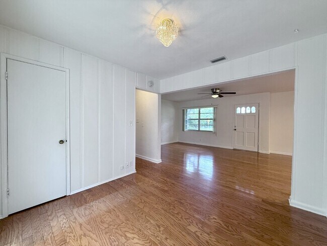 Building Photo - 1502 W Country Club Dr