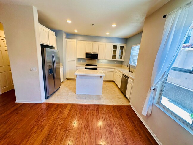 Building Photo - Luxury Tri-Level Townhome 2bd 2.5bth w Bon...