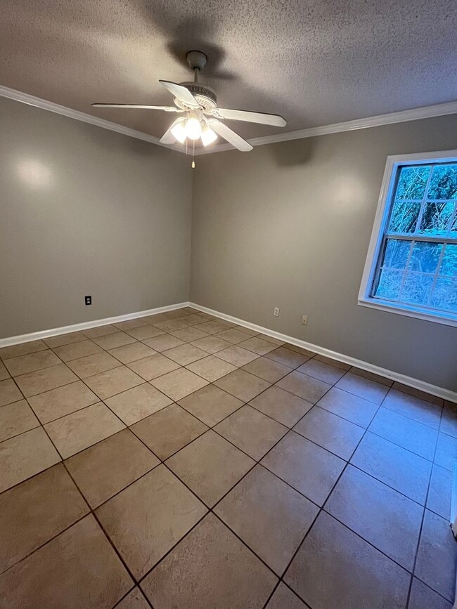 Building Photo - 2 Bed 1 Bath Condo with Utilities Included!