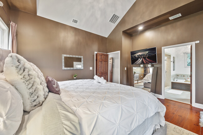 Master bedroom features a King-sized bed - 3273 Dogwood St