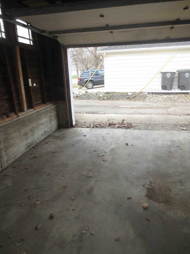 Building Photo - 826 Nuttman Ave