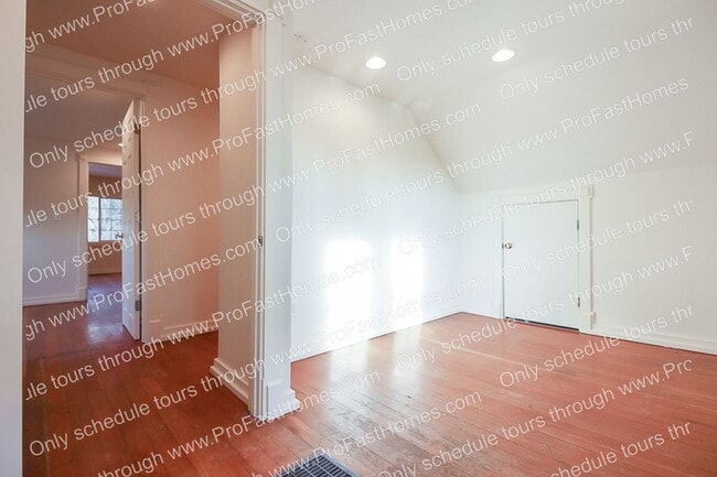 Building Photo - 3232 N Michigan Ave