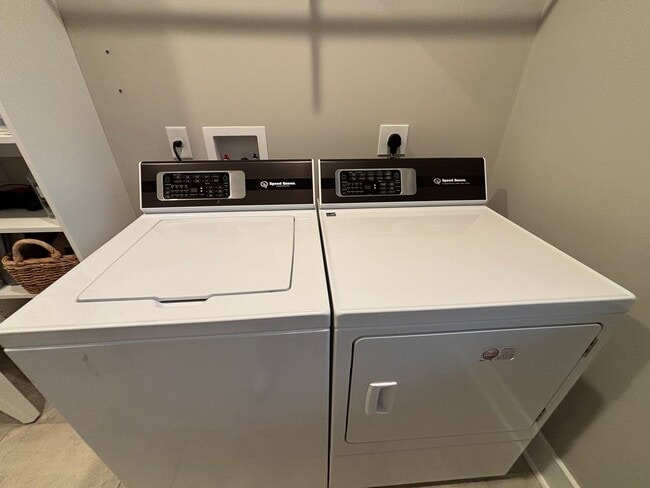 Building Photo - Stunning 4-Bedroom Home in Piney Flats with Mountain Views